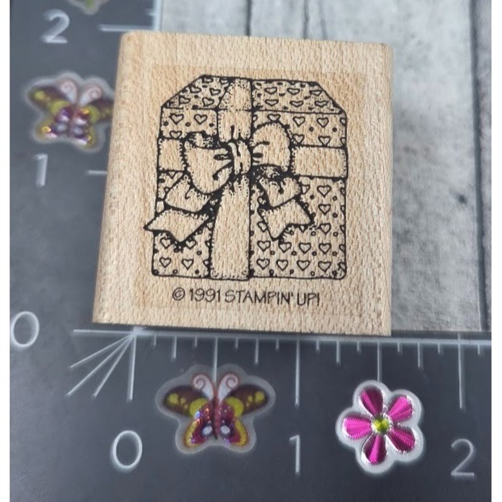 Stampin' Up! Wrapped Gift Present Hearts Bow 1991 Rubber Stamp Wood #G95